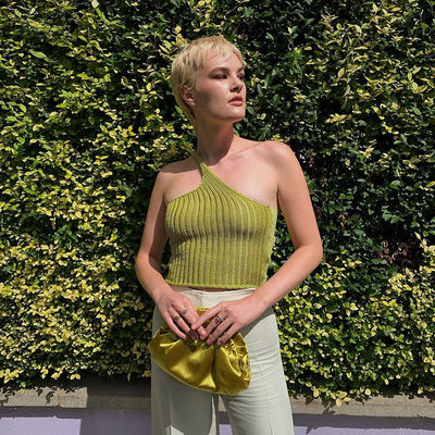 สไตล์สั้นผ้าขนสัตว์สานไหล่เฉียงกลับเสื้อหัวใจเสื้อยืดผู้หญิง